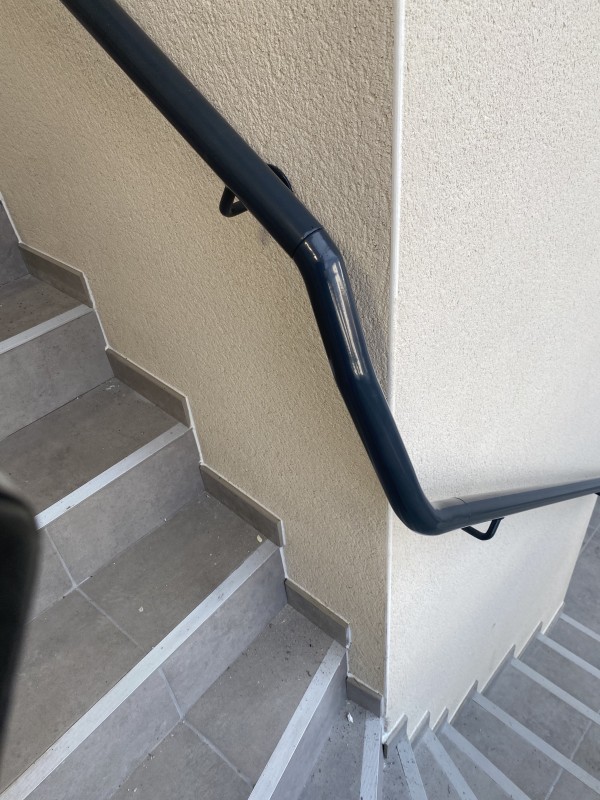 création sur mesure d’une petite main courante d’escalier.