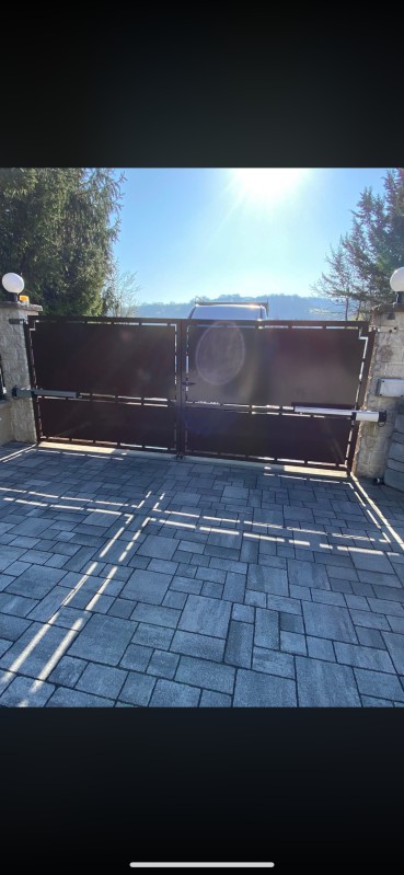 portail double battant en acier sur mesure.