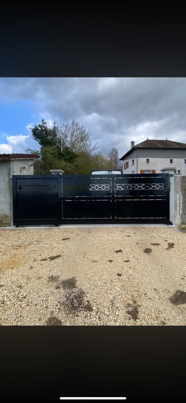 portail autoportant sur mesure avec motorisation et accessoires. 