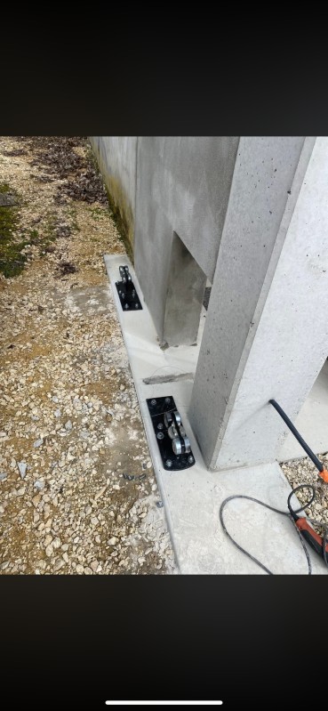 portail autoportant sur mesure avec motorisation et accessoires. 
