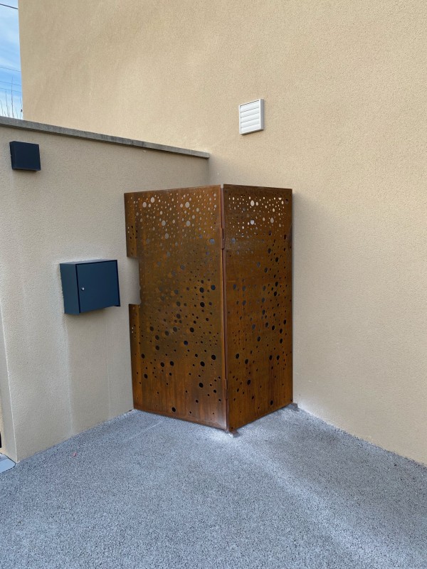 Fabrication d’un châssis avec portillon pour cacher deux bouteilles de gaz. 