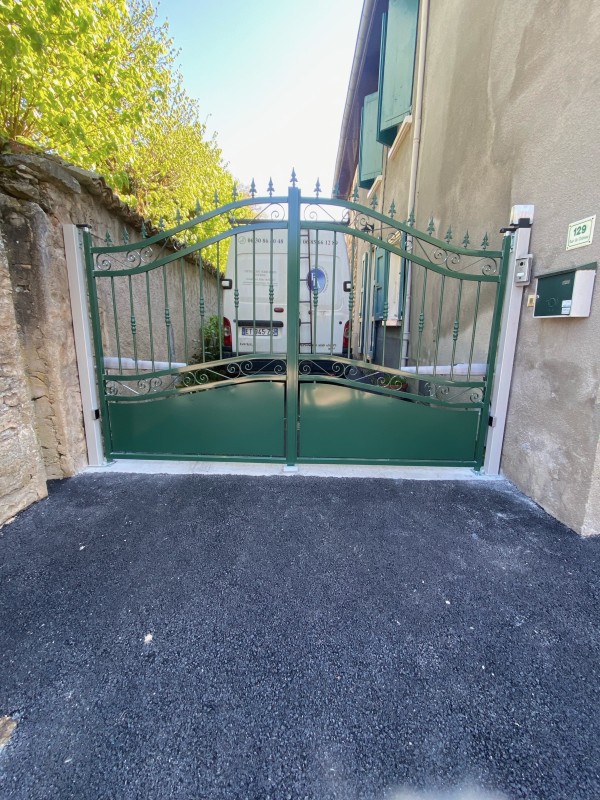 Rénovation de portail double battant avec la création des piliers métallique. 