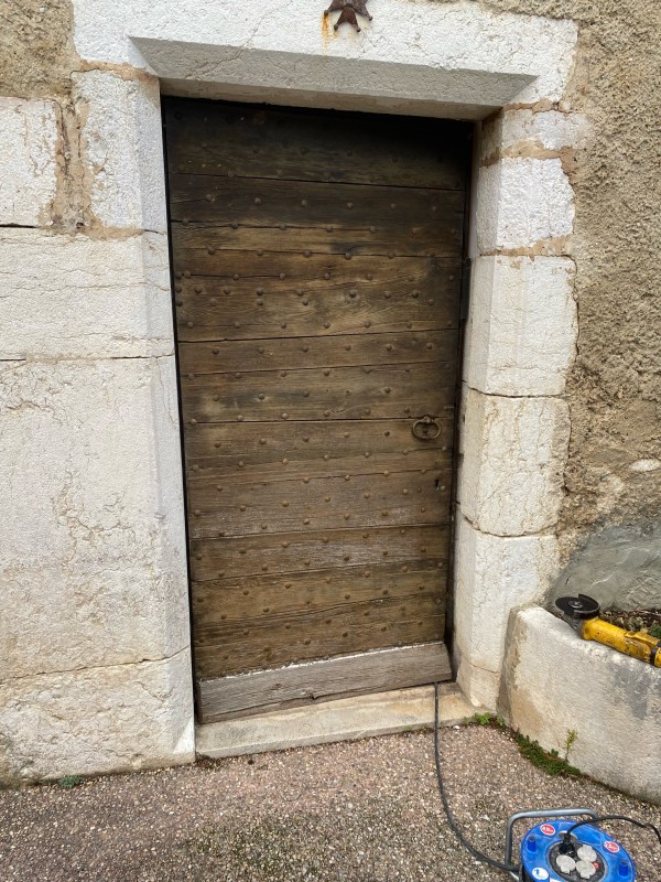 fabrication d’un cadre piur une porte en bois. 