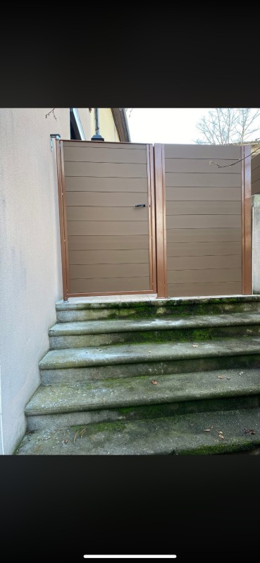 Clôture aluminium avec poteaux en acier.