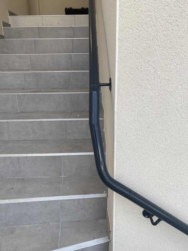 création sur mesure d’une petite main courante d’escalier.