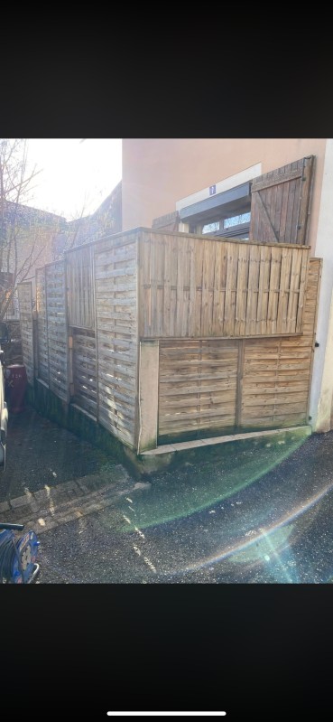 Clôture aluminium avec poteaux en acier.