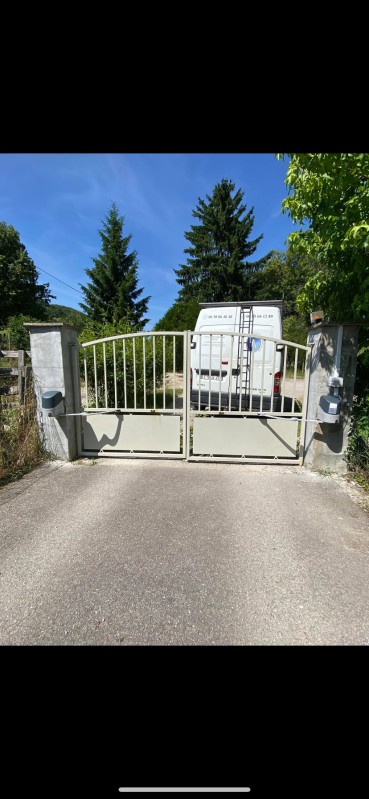 Fournoture d’une motorisation à compas pour un portail double battant. 
