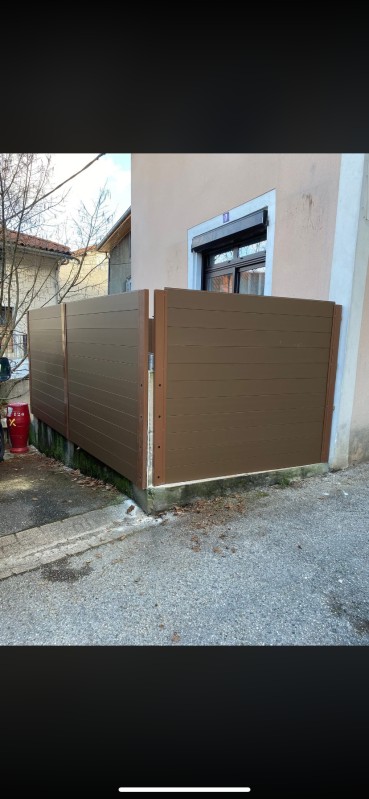 Clôture aluminium avec poteaux en acier.