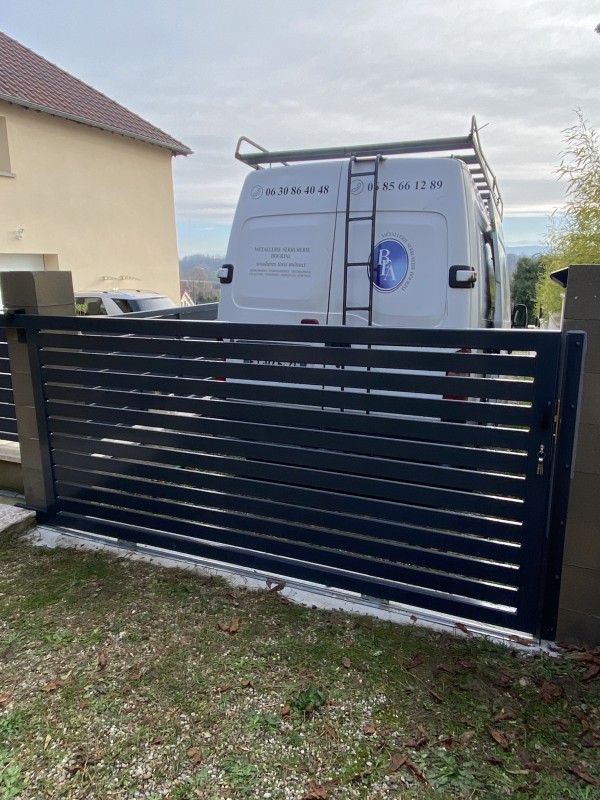 fabrication d’un portail coulissant sur mesure en acier. 
