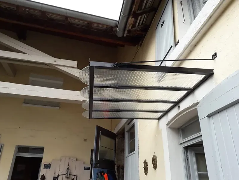 Fabrication d'une marquise pour devant de porte avec structure acier et toit transparent à Grenoble