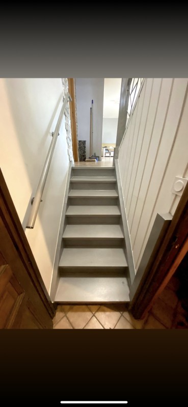 Fabrication entièrement sur mesure d’un habillage d’escalier en aluminium. 