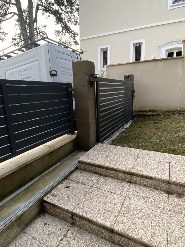 fabrication d’un portail coulissant sur mesure en acier. 