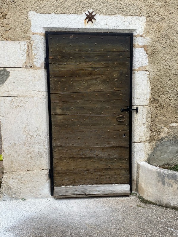 fabrication d’un cadre piur une porte en bois. 