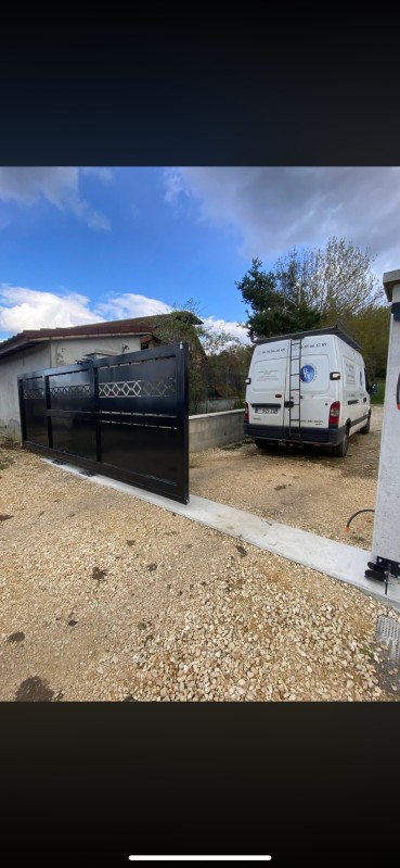portail autoportant sur mesure avec motorisation et accessoires. 