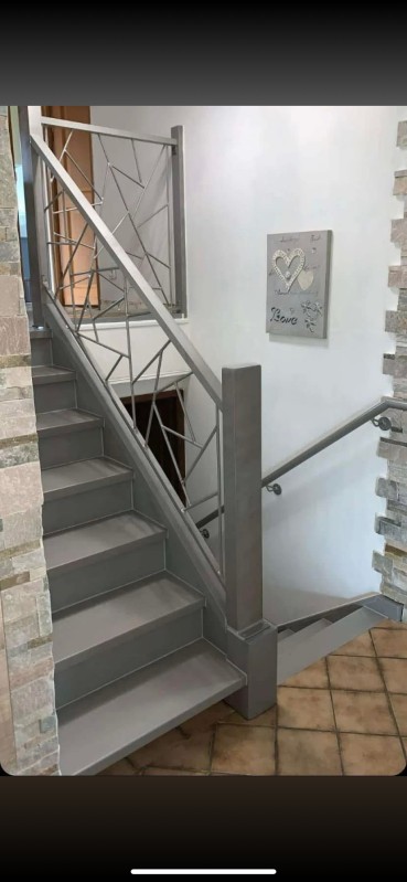 Fabrication entièrement sur mesure d’un habillage d’escalier en aluminium. 