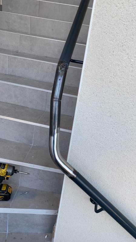 création sur mesure d’une petite main courante d’escalier.