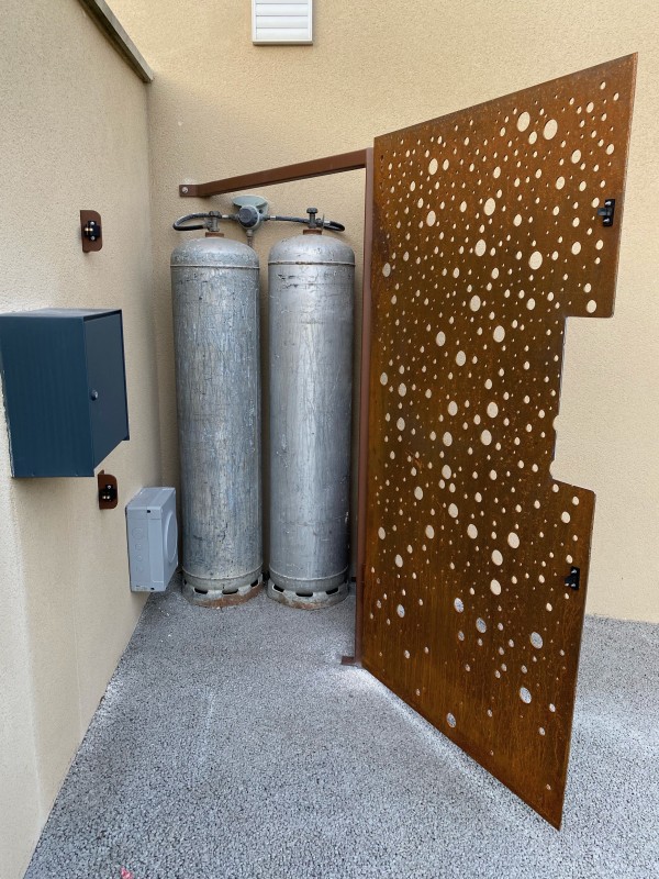 Fabrication d’un châssis avec portillon pour cacher deux bouteilles de gaz. 