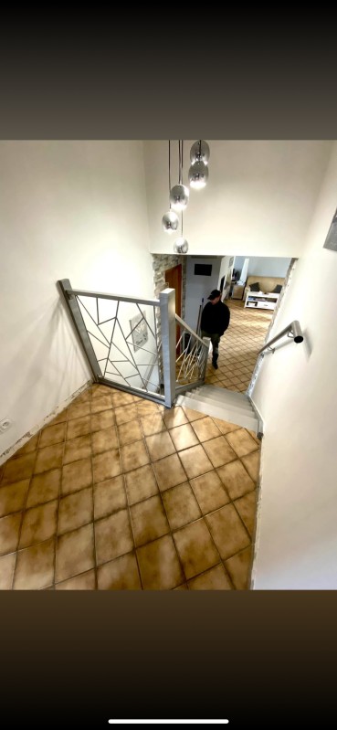 Fabrication entièrement sur mesure d’un habillage d’escalier en aluminium. 