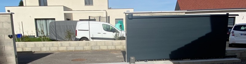 Portail coulissant en aluminium. 